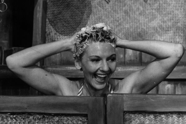 https://image.sistacafe.com/images/uploads/content_image/image/219822/1475053275-reverse-hair-washing.jpg