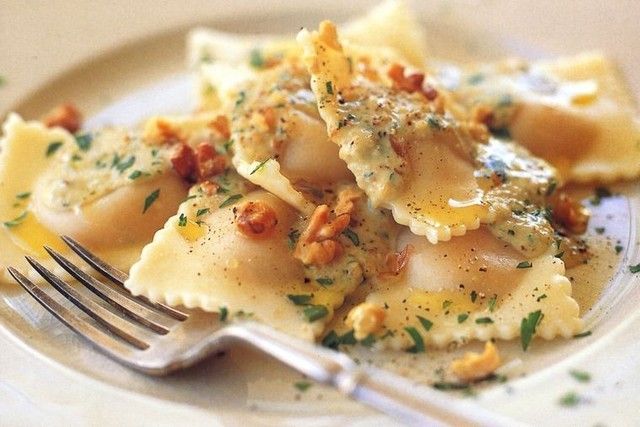https://image.sistacafe.com/images/uploads/content_image/image/220799/1475161215-pumpkin-and-goats-cheese-ravioli-with-walnut-sauce-11436-1.jpg