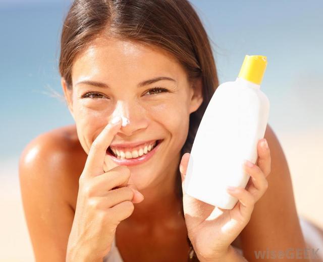 https://image.sistacafe.com/images/uploads/content_image/image/221064/1475205874-woman-smiling-holding-bottle-of-sunsreen.jpg