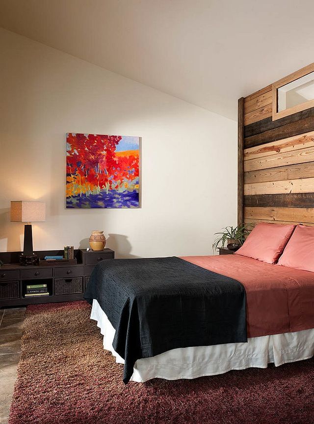 https://image.sistacafe.com/images/uploads/content_image/image/221661/1475387309-Modern-rustic-bedroom-with-reclaimed-wood-accent-wall.jpg