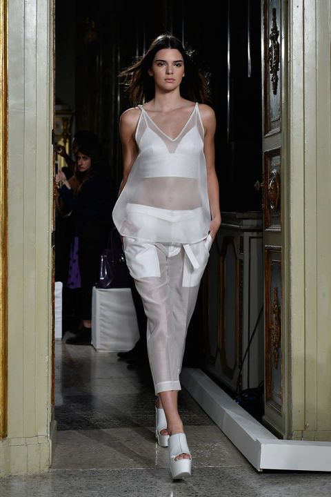 1475419466 54ae512f4633c   elle 01 kendall jenner v elv
