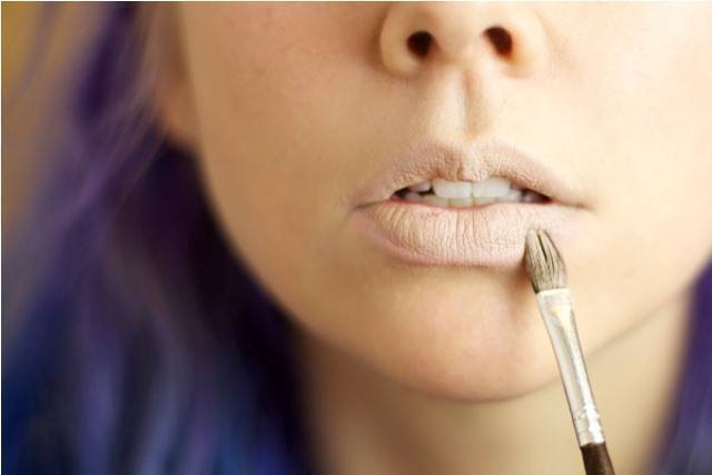 https://image.sistacafe.com/images/uploads/content_image/image/224003/1475639686-Ways_to_Make_Your_Lip_Gloss_Last_Longer2.jpg