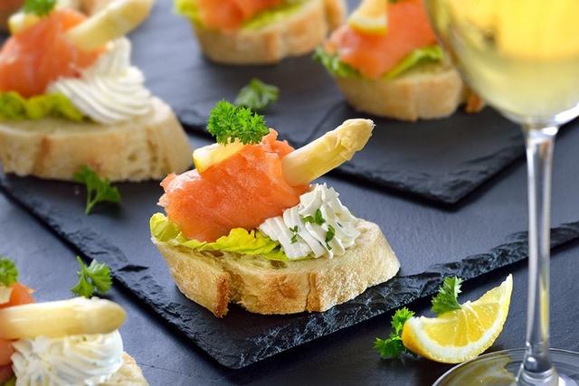 https://image.sistacafe.com/images/uploads/content_image/image/228860/1476196081-Canapes-and-Platters-catering-Savoy-Auckland-luxury-corporate-sailing-boat-min.jpg
