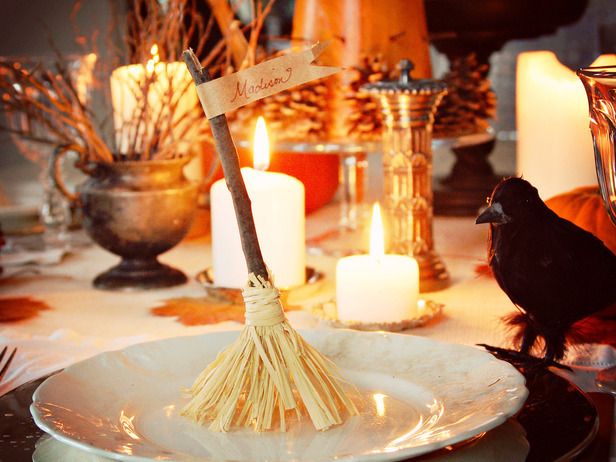 https://image.sistacafe.com/images/uploads/content_image/image/229078/1476242710-diy-halloween-table-setting-decor-broomstick-place-card.jpg
