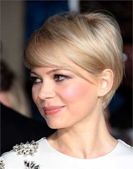 1476280929 short straight haircut with side bangs