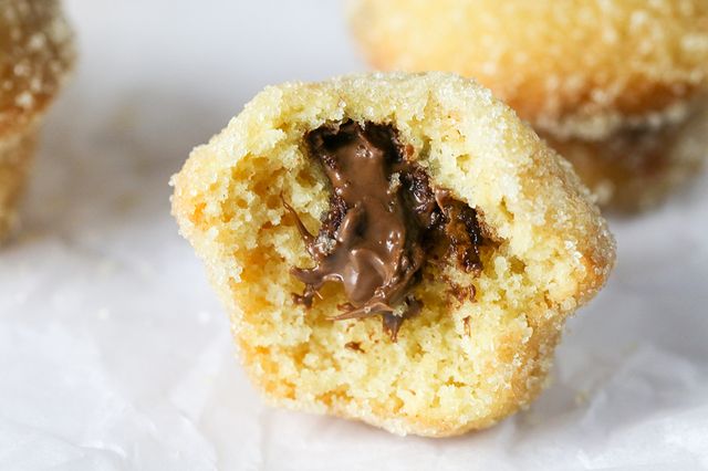https://image.sistacafe.com/images/uploads/content_image/image/232394/1476852847-Mini-Nutella-stuffed-Donut-Muffins-finished-7.jpg
