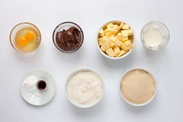 https://image.sistacafe.com/images/uploads/content_image/image/232398/1476852930-Mini-Nutella-stuffed-Donut-Muffins-ingredients.jpg