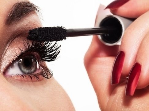 https://image.sistacafe.com/images/uploads/content_image/image/233386/1476949027-how-to-improve-eyes-using-mascara.jpg