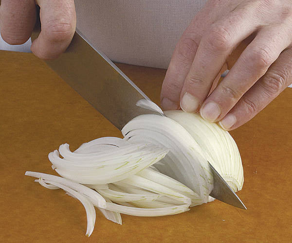 1438328996 051113088 03 how to slice an onion xlg