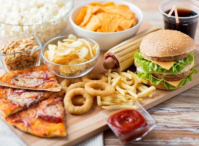 วิธีดูแลผิวหน้าด้วยการลดกินอาหารขยะ