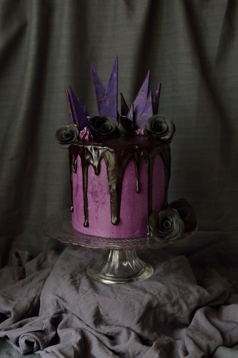 https://image.sistacafe.com/images/uploads/content_image/image/234385/1477071896-halloween-dessert-gothic-cake.jpg