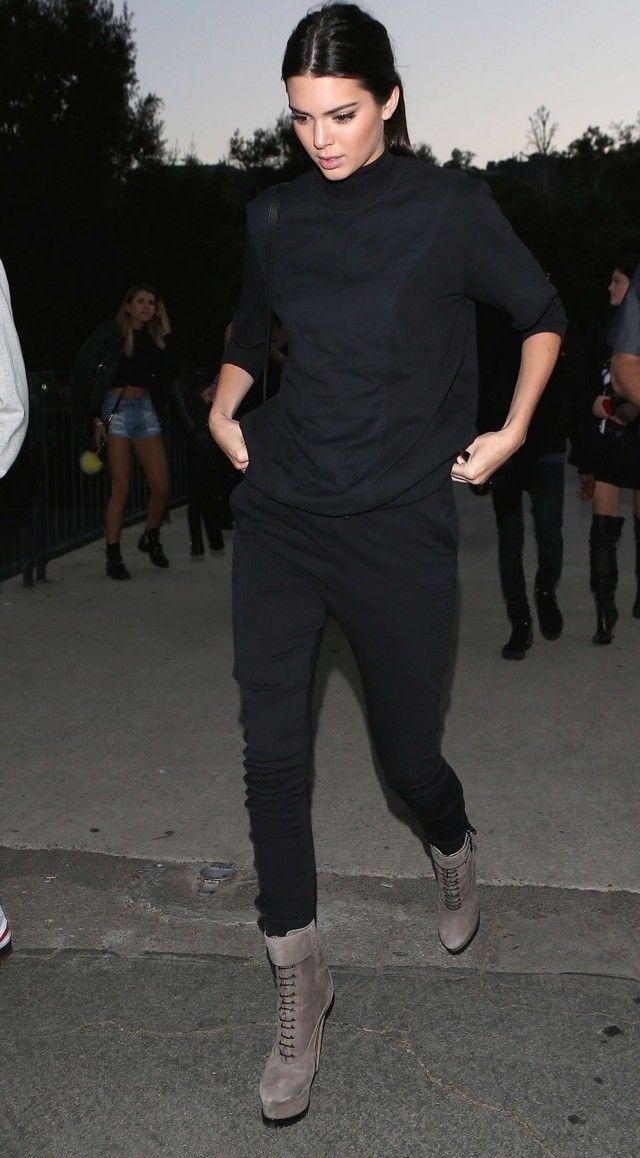 https://image.sistacafe.com/images/uploads/content_image/image/234608/1477144230-Kendall-Jenner-All-in-Black-Going-to-a-Concert-at-the-Rose-Bowl-in-Pasadena-06-720x1303.jpg