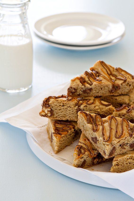 https://image.sistacafe.com/images/uploads/content_image/image/235636/1477287970-Snickers-Chocolate-Chip-Cookie-Bars.jpg
