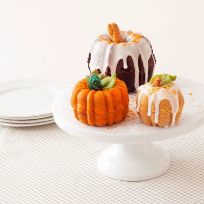 https://image.sistacafe.com/images/uploads/content_image/image/236380/1477395327-54feb4c420b71-pumpkin-patch-cakes-recipe-ghk1013-xl.jpg