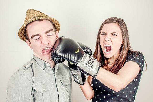 https://image.sistacafe.com/images/uploads/content_image/image/23689/1438576777-women-couple-argument-fight.jpg