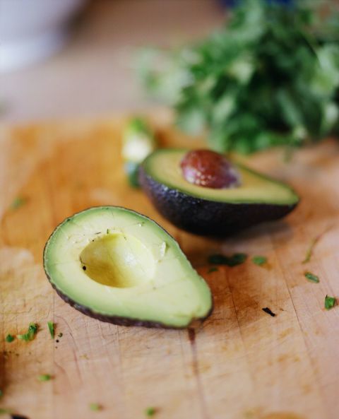 https://image.sistacafe.com/images/uploads/content_image/image/237325/1477475601-hbz-the-list-diy-masks-avocado_1.jpg