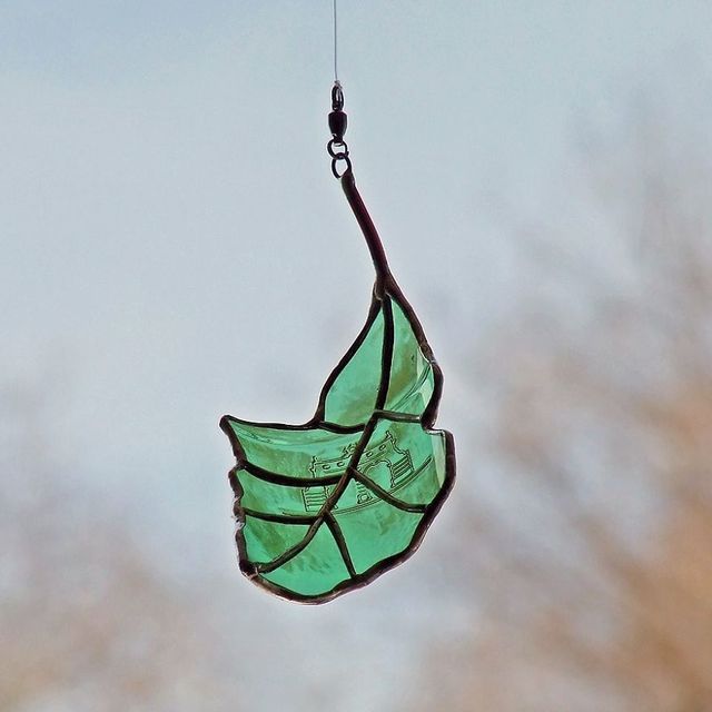 https://image.sistacafe.com/images/uploads/content_image/image/241862/1478058895-This-Stained-Glass-Artist-turns-beer-bottles-into-beautifully-curved-leaves-5817816801c0f__880.jpg