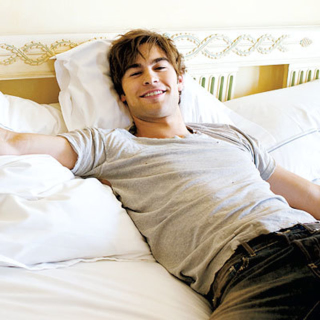 https://image.sistacafe.com/images/uploads/content_image/image/2430/1430391098-chace-crawford-in-bed.jpg
