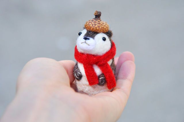 1478153757 i made tiny berets for my needle felted animal ornaments 5819b3a0bb427  880