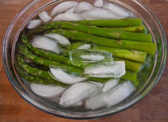 https://image.sistacafe.com/images/uploads/content_image/image/245808/1478498718-asparagus-egg-salad-shocking-asparagus.jpg