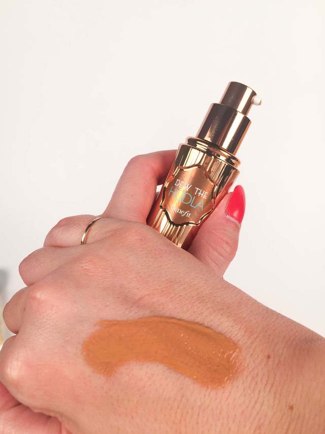 https://image.sistacafe.com/images/uploads/content_image/image/246015/1478510120-Dew-Hoola-Soft-Matte-Liquid-Bronzer-Face.jpg