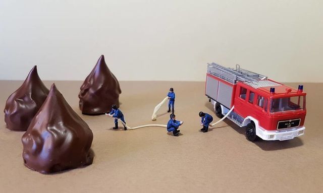 https://image.sistacafe.com/images/uploads/content_image/image/246354/1478582470-dessert-miniatures-pastry-chef-matteo-stucchi-22-5820e13d2938d__880.jpg