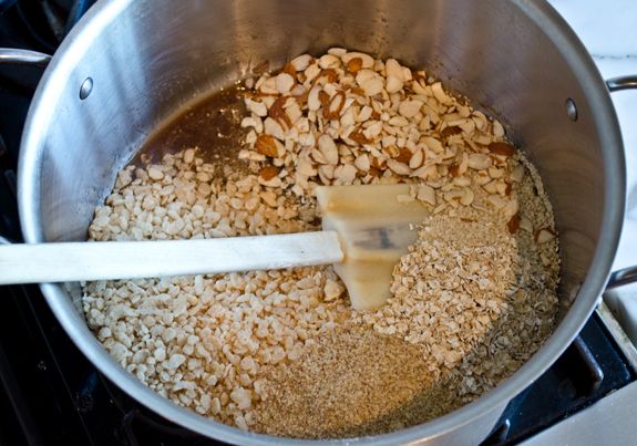 https://image.sistacafe.com/images/uploads/content_image/image/246400/1478584091-adding-oats-crispy-rice-and-other-ingredients.jpg