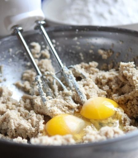 https://image.sistacafe.com/images/uploads/content_image/image/249141/1478925556-eggs-added-to-butter-and-sugar.jpg