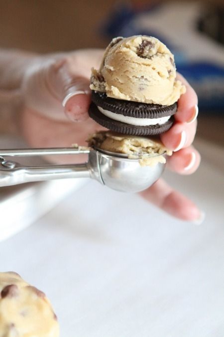 https://image.sistacafe.com/images/uploads/content_image/image/249168/1478932734-step-2-in-making-the-Oreo-Sandwich.jpg