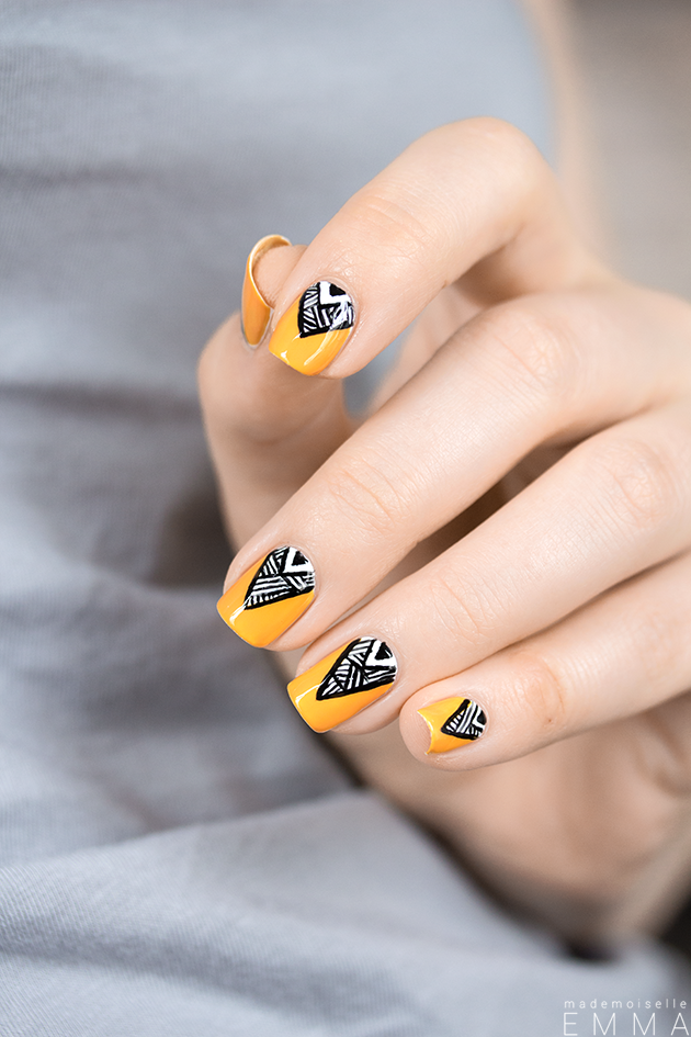 https://image.sistacafe.com/images/uploads/content_image/image/249359/1479015157-Mustard-Nails-and-Triangle-Patterns.png