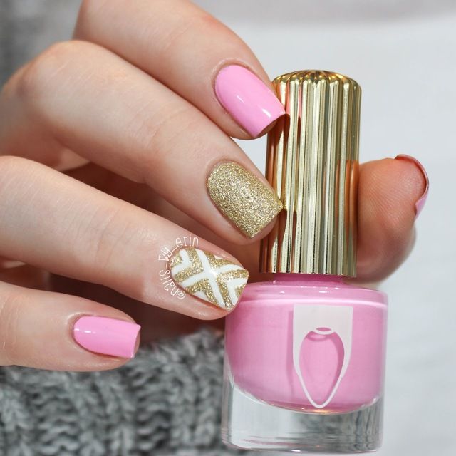 https://image.sistacafe.com/images/uploads/content_image/image/249569/1479057335-Pink_and_Gold_nails_pic3.jpg