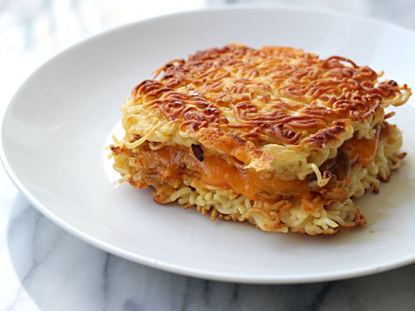 https://image.sistacafe.com/images/uploads/content_image/image/250786/1479286511-ramen-grilled-cheese-kimchi.jpg