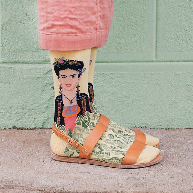 https://image.sistacafe.com/images/uploads/content_image/image/250900/1479271691-art-socks-gift-ideas-21-5829cca077ce1__700.jpg