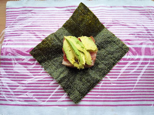 https://image.sistacafe.com/images/uploads/content_image/image/251568/1479359979-7.-Bacon-egg-avocado-onigirazu-Japanese-rice-sandwich.jpg