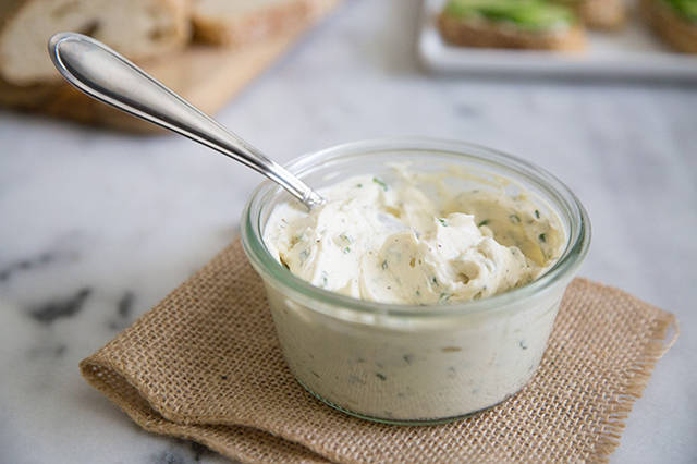 1438939711 garlic and chives cream cheese spread