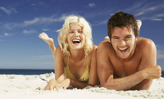 1439177215 happy young couple on the beach 01