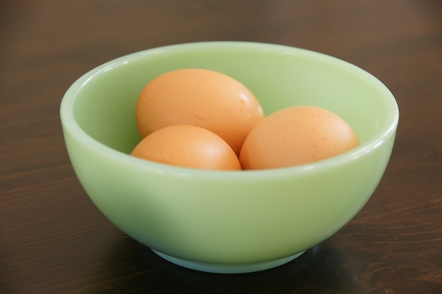 1479533881 brown eggs in green bowl