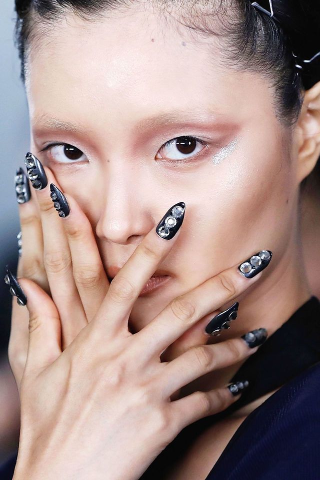 https://image.sistacafe.com/images/uploads/content_image/image/253127/1479707591-gallery-1473720974-the-blonds-nails-ss-2017.jpg