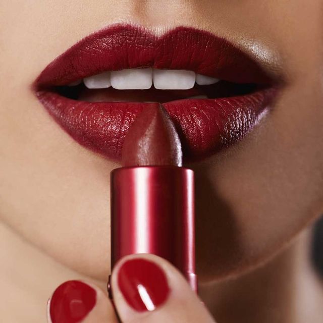 https://image.sistacafe.com/images/uploads/content_image/image/254328/1479814504-1433811975-woman-applying-red-lipstick-on-lips.jpg