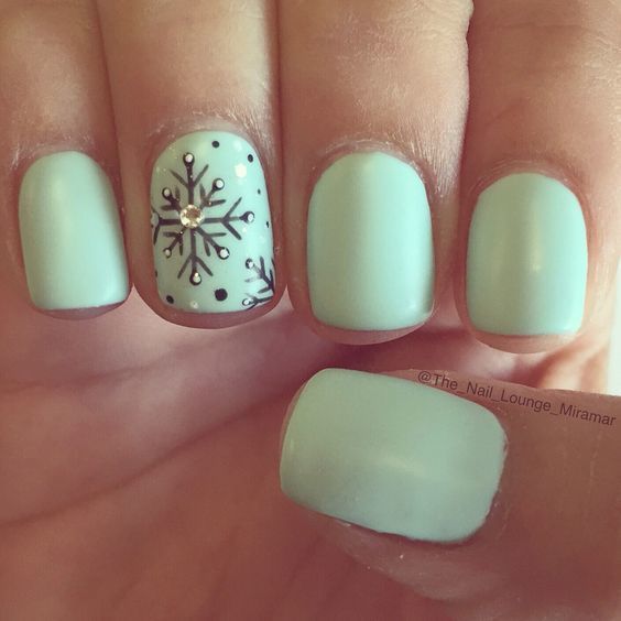 https://image.sistacafe.com/images/uploads/content_image/image/254350/1479817070-Mint-Nails-with-Snowflakes.jpg