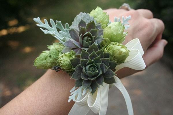 https://image.sistacafe.com/images/uploads/content_image/image/254547/1479827854-fall-wedding-boutonnieres-and-corsages-257-int.jpg