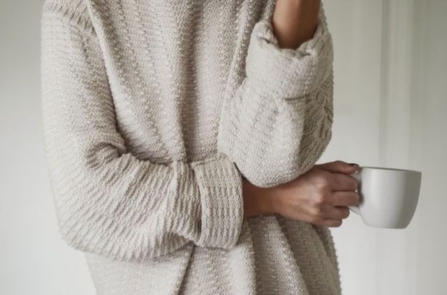 https://image.sistacafe.com/images/uploads/content_image/image/255413/1479912880-chunky-cream-knit-sweater-coffee-cup-lazy-weekend-sunday.jpg