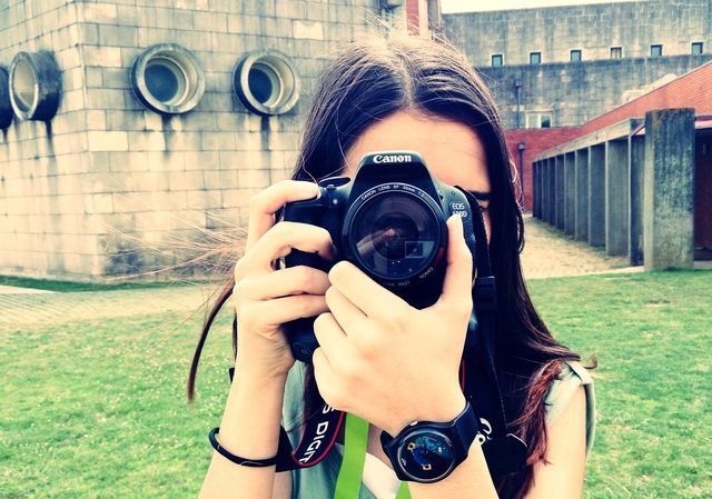 https://image.sistacafe.com/images/uploads/content_image/image/255809/1479998549-pictures-of-women-wearing-cameras-6980.jpg