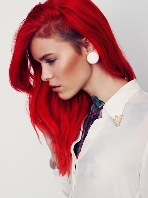 1480274264 model with bright red hair