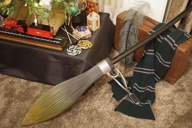 https://image.sistacafe.com/images/uploads/content_image/image/258483/1480573434-Harry-Potter-Themed-Christmas-Tree-by-Kathryn-Burnett-10-583da32b28a10__700.jpg