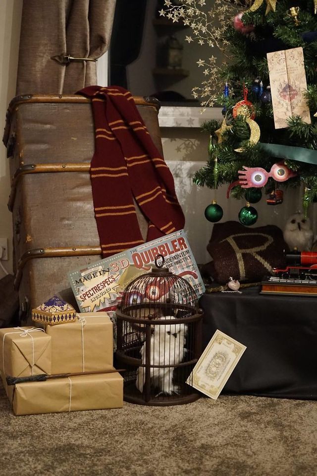 https://image.sistacafe.com/images/uploads/content_image/image/258485/1480573647-Harry-Potter-Themed-Christmas-Tree-by-Kathryn-Burnett-9-583da3263be8f__700.jpg
