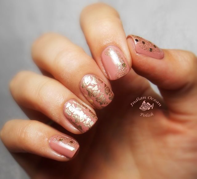 https://image.sistacafe.com/images/uploads/content_image/image/259364/1480786502-Gold_and_dusky_pink_stamping_manicure_big_sdp_A_OPI_dulce_de_leche_essie_good_as_gold_glitter_nail_art_1.jpg