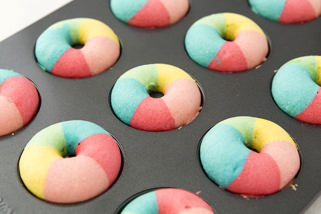 https://image.sistacafe.com/images/uploads/content_image/image/260427/1481005804-Rainbow_Mini_Donuts_23.jpg