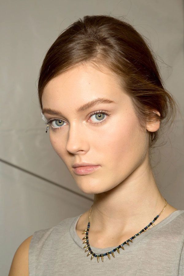 https://image.sistacafe.com/images/uploads/content_image/image/261238/1481120221-54bccd9635ffe_-_hbz-makeup-trend-ss13-glowing-skin-valentino-xln.jpg