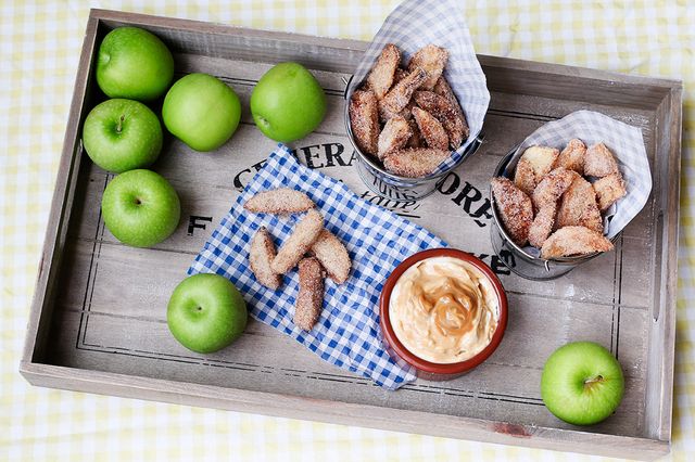 https://image.sistacafe.com/images/uploads/content_image/image/262249/1481262184-Apple-fries-with-caramel-swirled-cheesecake-dip-finished-1.jpg
